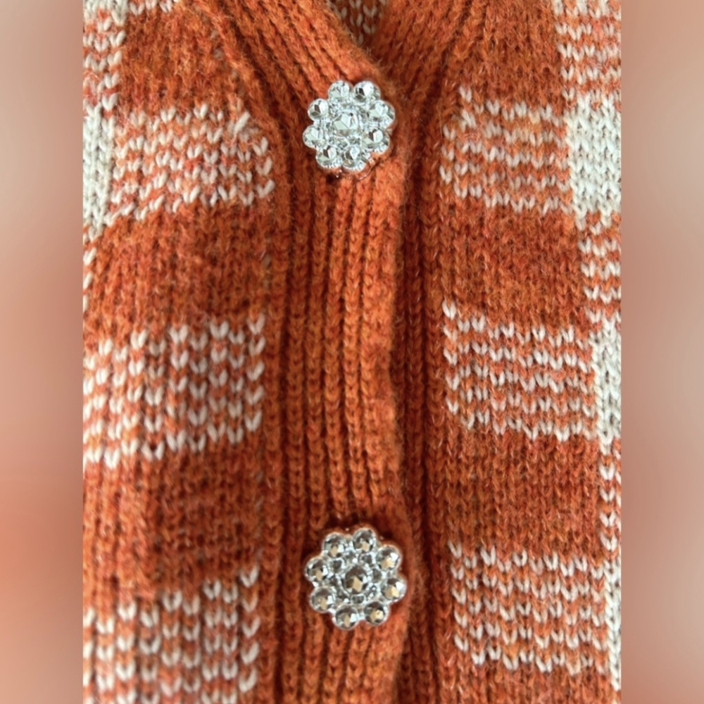 Twik sweater vest with adorable jewelled buttons ! - Picture 5 of 9